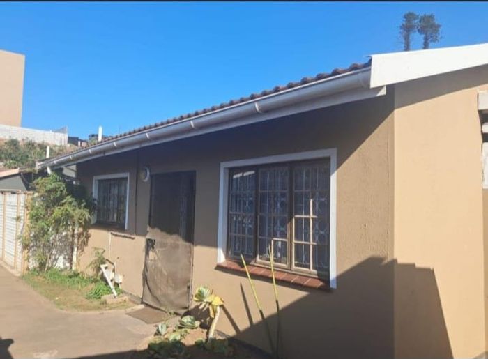 Isipingo Beach Apartment For Sale: 3 bedrooms, 2 bathrooms, secure complex, parking.