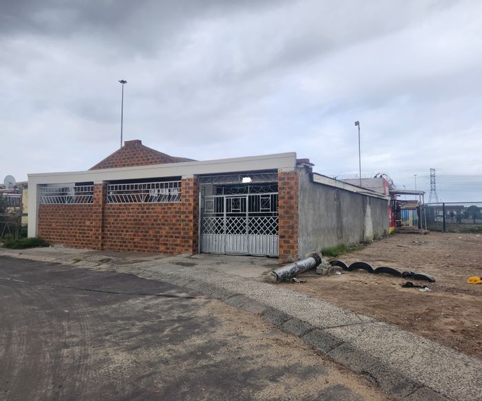 House for Sale in Nyanga: 3 Bedrooms, Flatlet, Spaza Shop, Parking for 3.