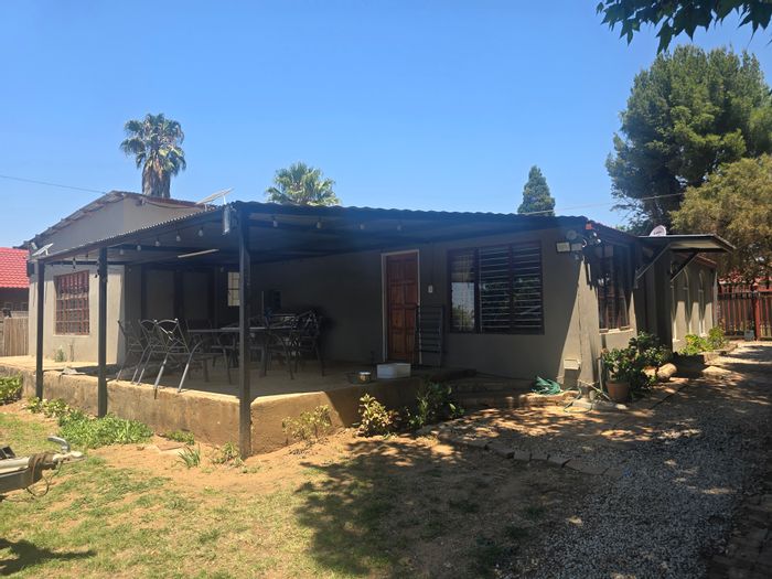 Rayton Central House For Sale: Spacious garden, covered patio, security features, 3 bedrooms.