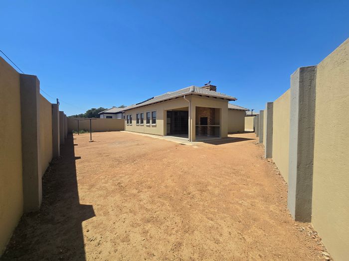 For Sale: House in Rayton Central with 3 beds, double garage, and braai area.