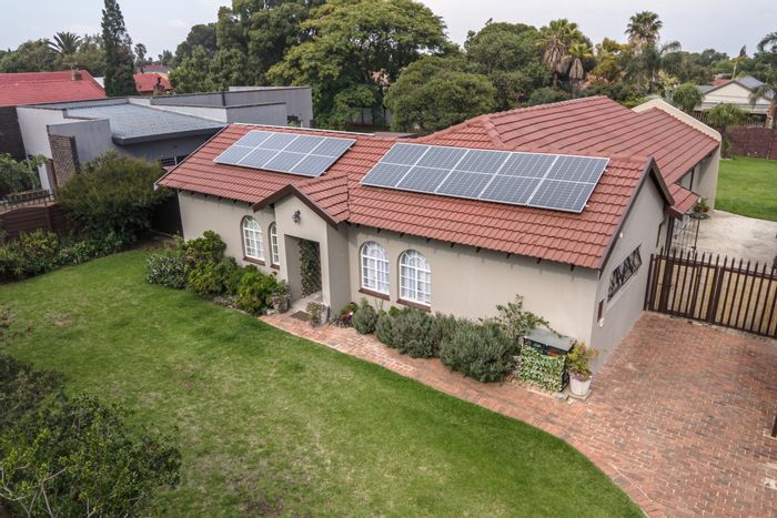 Brackenhurst House For Sale: Renovated, open-plan living, granny flat, off-grid solar.