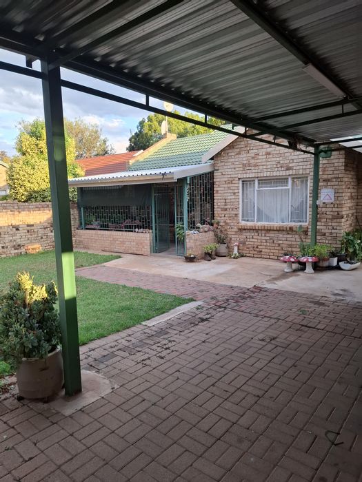 2-Bedroom House For Sale in Kannoniers Park with porches and ample parking.