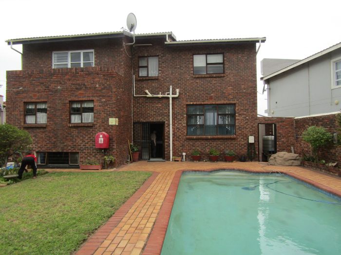 For Sale: House in Warner Beach with 6 beds, pool, beach access, and parking.