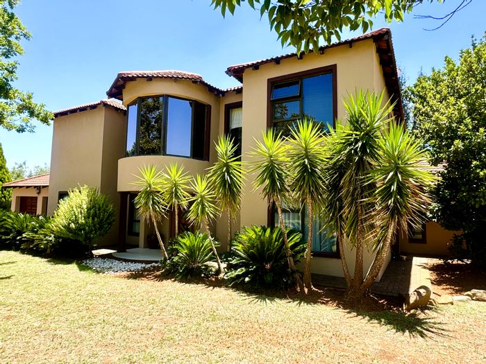 House for Sale in Woodland Hills Wildlife Estate: 5 bedrooms, jacuzzi, large garden, trails.