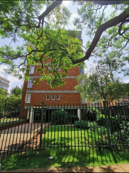 For Sale: Apartment in Arcadia with 2 bedrooms, secure parking, and spacious layout.