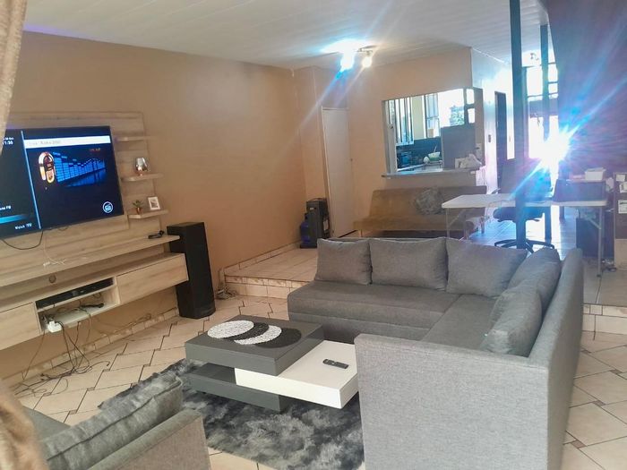 Meyerspark Townhouse For Sale: 2 Bedrooms, Pool, Secure Garage, Ideal Investment.