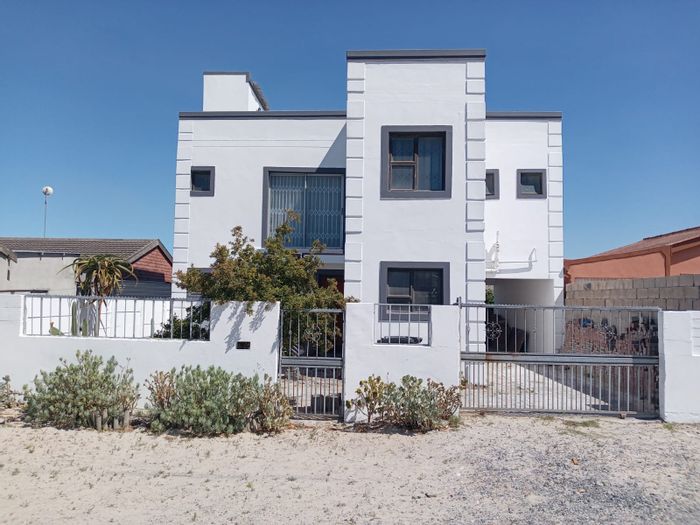 For Sale: 4-Bedroom House in Philippi East with garden, parking, and entertainment space.