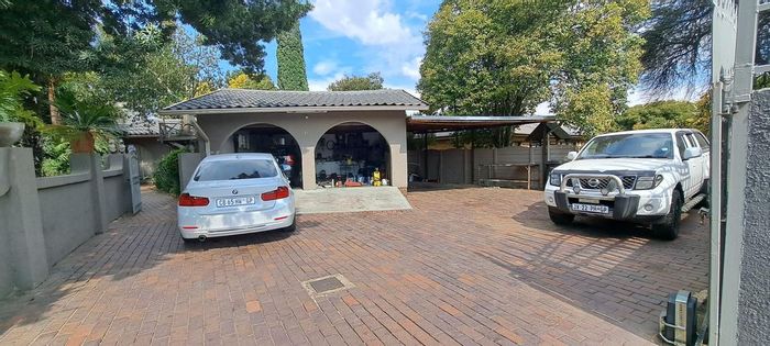 4-Bed House with Cottage, Pool, Borehole in Glen Marais - To Rent