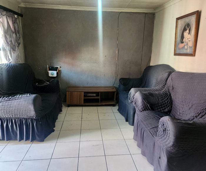 For Sale: Mfuleni House with 2 Bedrooms, Yard, Near Transport and Mall.