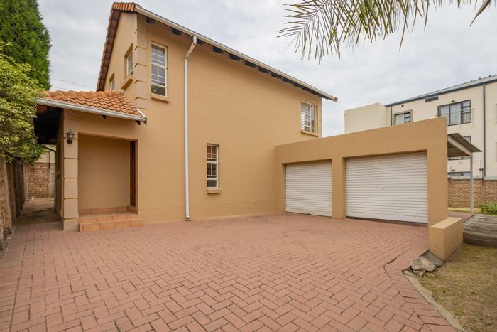 Broadacres House To Rent: 4 bedrooms, ensuites, garden, office space, pet-friendly.