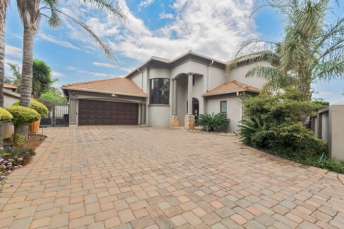 4-Bedroom House To Rent in Lakefield with garden, garage, and security access.