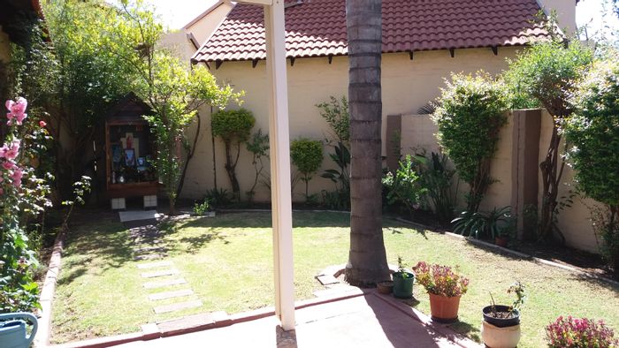 For Sale: Carlswald Townhouse with garden, open-plan kitchen, near schools and amenities.