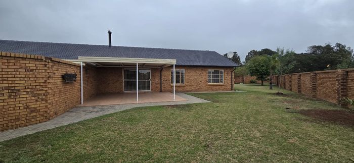 Rietvalleirand Townhouse To Rent: 3 beds, large garden, pet-friendly, secure complex.