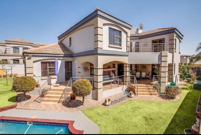 For Sale: House in Savannah Hills Estate with pool, office, and spacious garden.