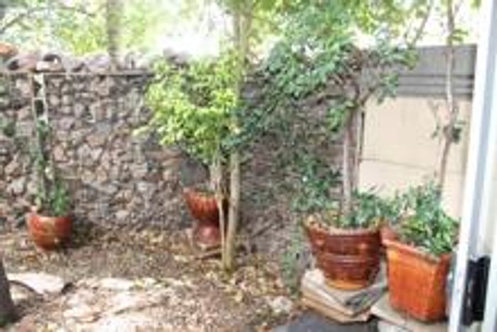 Cottage to Rent in Morningside: Private garden, furnished, utilities included.