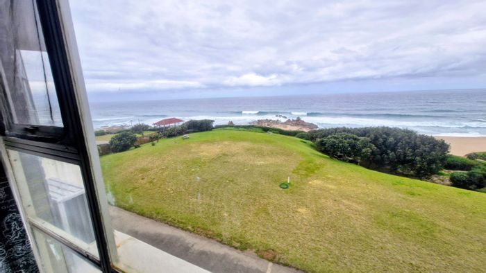 Hibberdene Central Apartment For Sale: Furnished, sea views, pool, beach access.