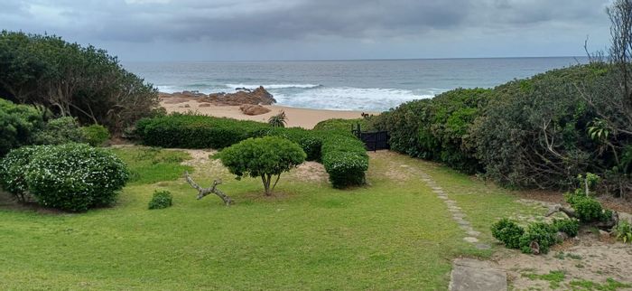Hibberdene Central Apartment For Sale: Ocean views, communal pool, fully furnished, walk to beach.