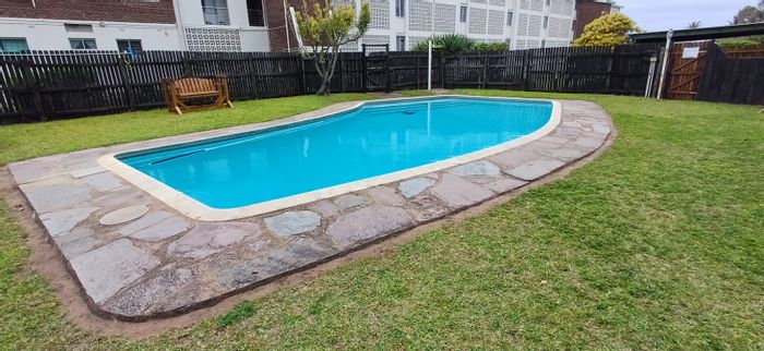 For Sale: Apartment in Hibberdene Central, beach access, air conditioning, communal pool.