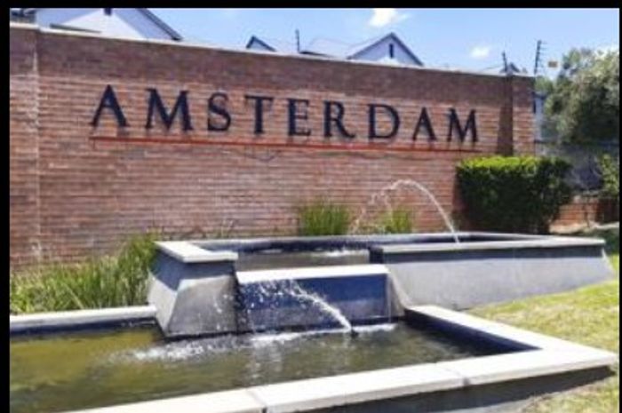 Olivedale Apartment To Rent: Top-floor, private garden, pool, gym access.