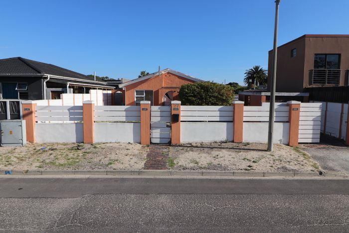 For Sale: Spacious 5-bedroom house with flatlet and ample parking in Retreat.