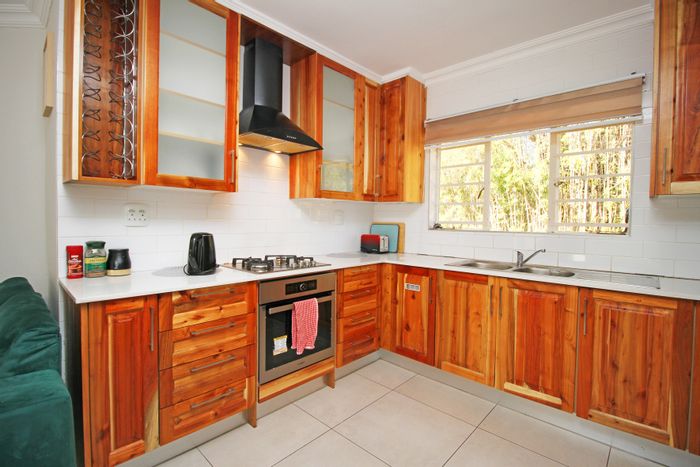 8-bedroom house for sale in Buccleuch with pool, cottage, and security features.