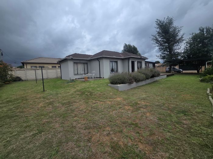 Rayton Central House For Sale: 3 beds, open-plan living, double carport, fenced yard.