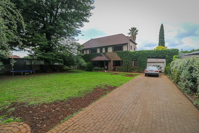 Charming Tudor-inspired house in Selection Park with office, chapel, and ample parking. For Sale.