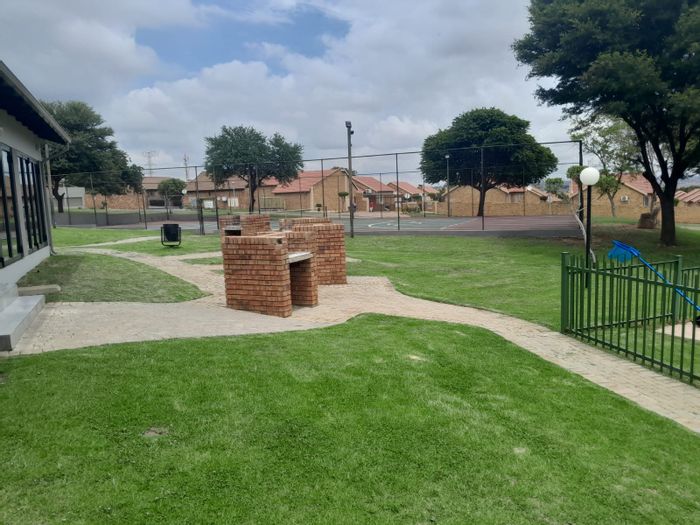 For Sale: 3-Bedroom Townhouse in Kosmosdal with 24/7 Security and Convenient Access.