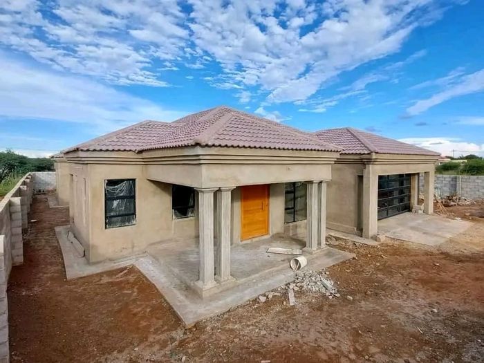 For Sale: House in Fountains Estate with 3 beds, double garage, customizable plans.