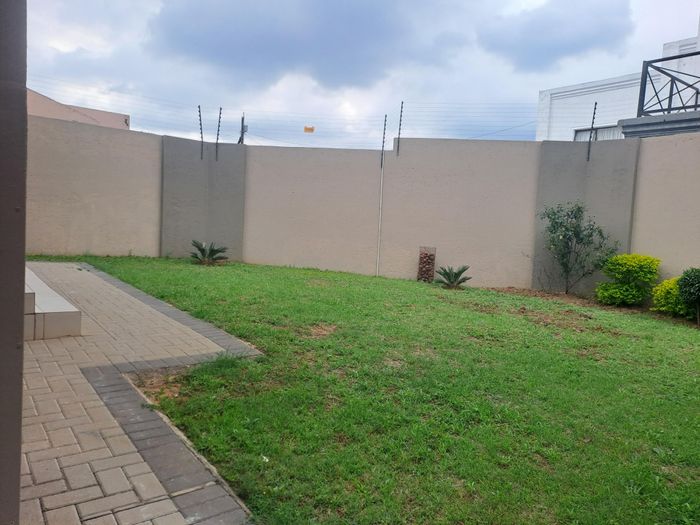 To Rent: Spacious 3-Bedroom House in Noordwyk with Cottage and Carports.