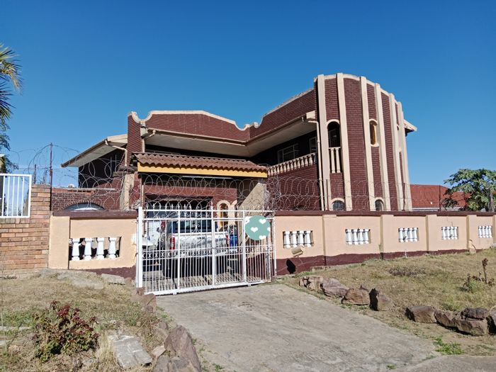 Belfort Estate House For Sale: 5 bedrooms, pool, entertainment area, and garage.