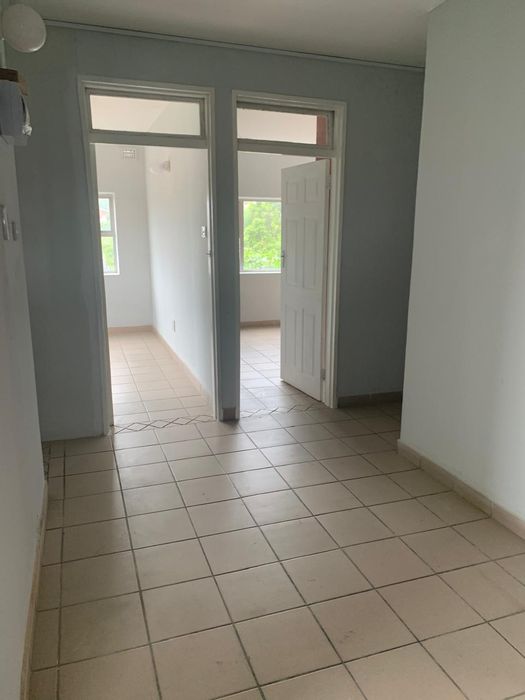 Austerville Apartment To Rent: 2 Bedrooms, spacious lounge, pre-paid utilities, parking.