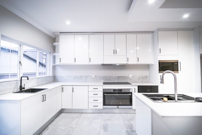 For Sale: 4-Bedroom House in Amberfield with pool, garages, and secure estate access.