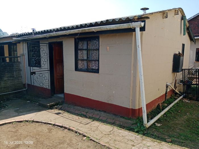 Northdale House For Sale: 2 beds, flatlet, secure area, close to amenities.