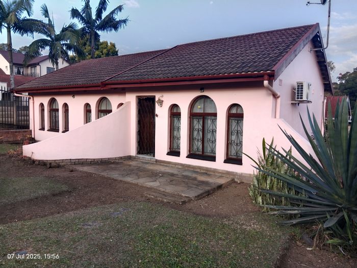 Northdale House For Sale: 3 bedrooms, open-plan living, double garage, lush garden.