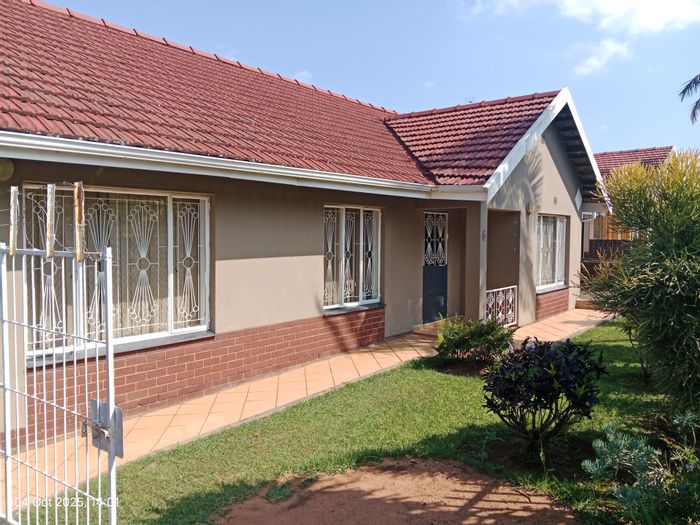 Belfort Estate House For Sale: 3 bedrooms, open-plan living, private garden, parking.