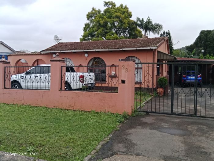 Chasedene House For Sale: 3 bedrooms, pool, income-generating outbuildings, ample parking.