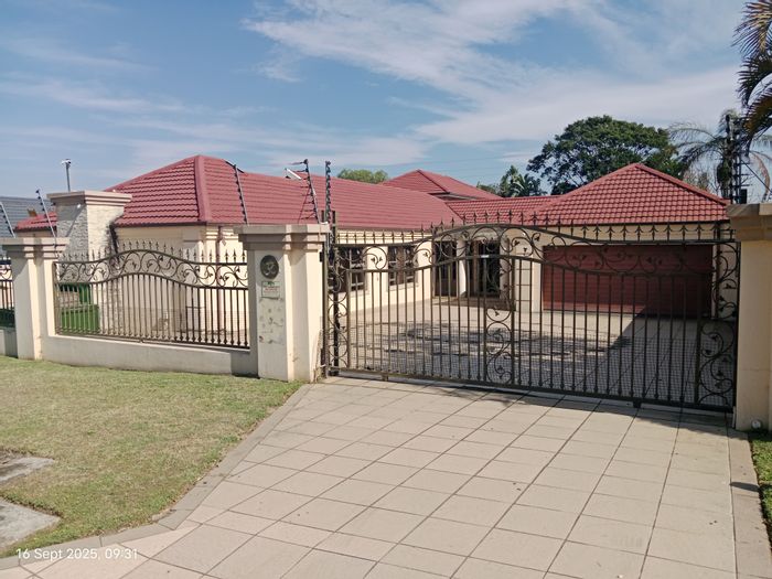 For Sale: House in Hayfields with pool, guest suite, and entertainment garage.