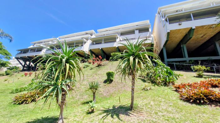 Coastal apartment in Manaba Beach for sale, featuring sea views and pool access.