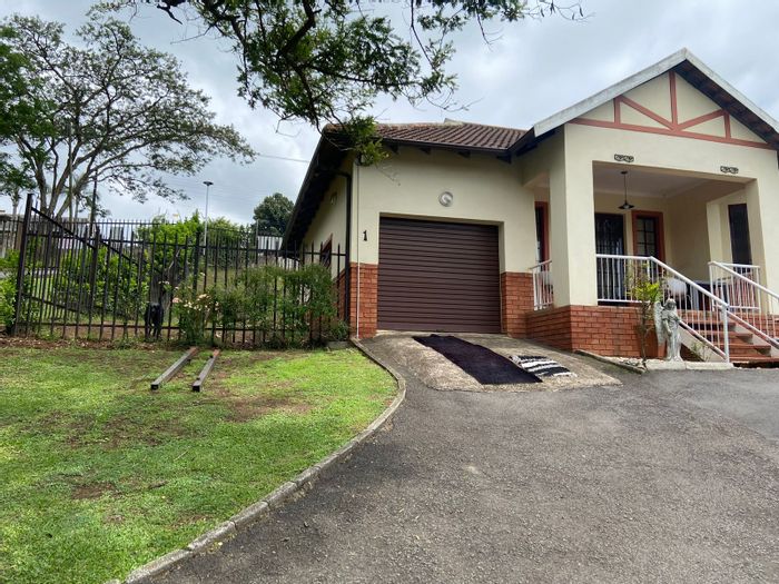 For Sale: 3-Bedroom Townhouse in Lincoln Meade with study, secure yard, and parking.