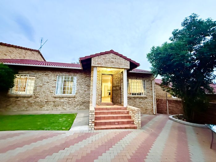 For Sale: Townhouse in Helicon Heights with 3 beds, 2 baths, and parking.