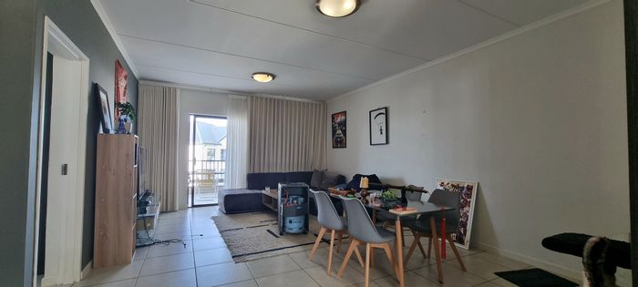 For Sale: Apartment in Greenstone Hill with 2 beds, pool, and gym access.