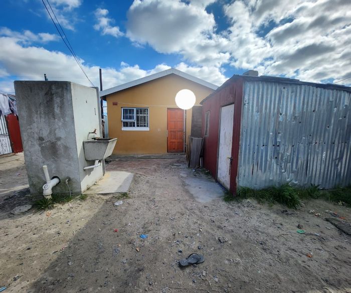 For Sale: Mfuleni House with 2 Bedrooms, Parking, and Close to Amenities.