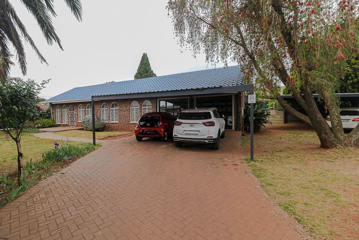 4-Bedroom House with Pool, Lapa, and Bachelor’s Flat in Edelweiss For Sale