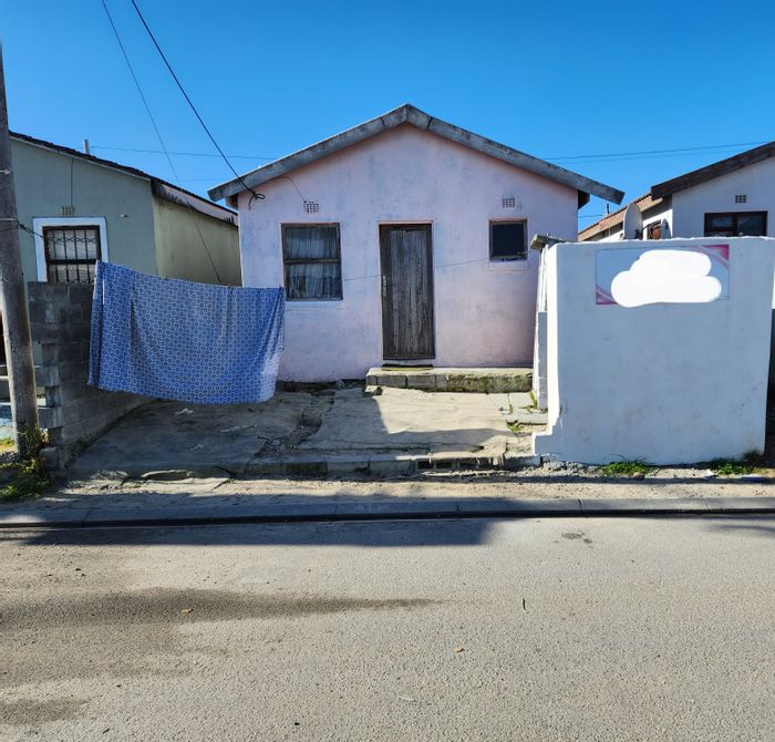 For Sale: House in Mfuleni, 2 bedrooms, near schools and transport.