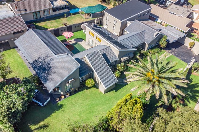 For Sale: House in Meyerton Ext 6 with heated pool, loft, and spacious garden.