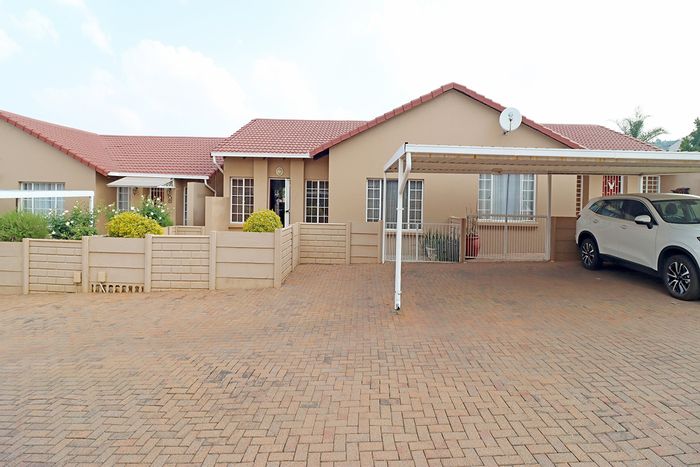 Meyersdal Townhouse For Sale: 3 bedrooms, open-plan living, near schools and shops.