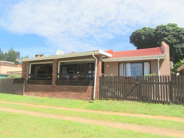 Widenham Townhouse For Sale: 2 Bedrooms, ocean views, inverter, pool, and security.