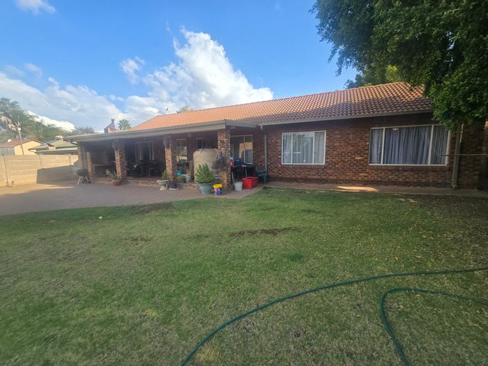 For Sale: House in Rayton Central with pool, garage, and inverter system.