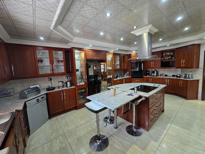For Sale: Spacious 9-bedroom house in Aerorand with pool, garages, and solar features.